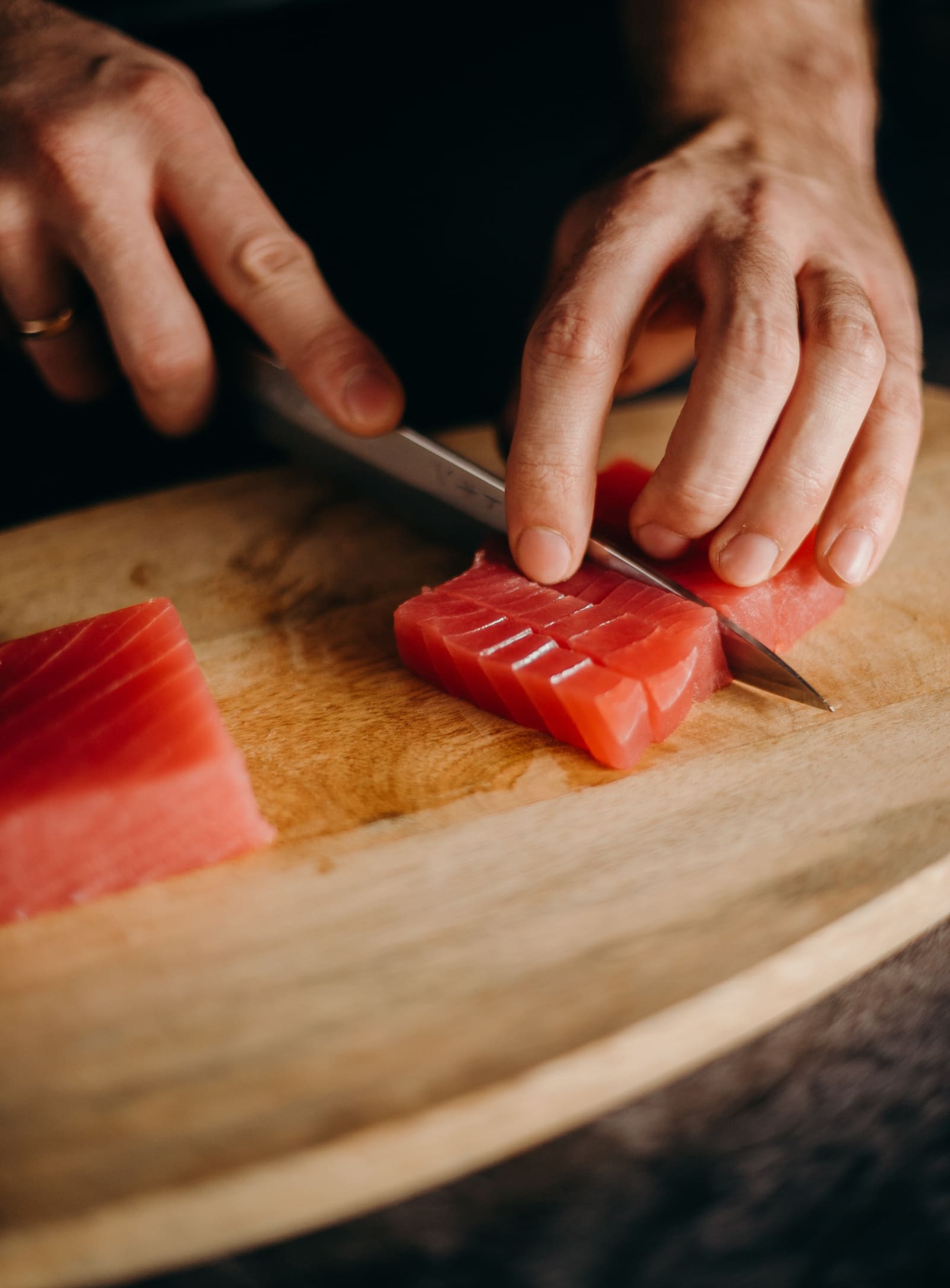 Chef slicing salmon info112x
